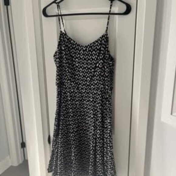 Fit and Flare Size Medium Old Navy Summer Dress
Spaghetti Strap 2 Dress Bundle - Picture 1 of 6